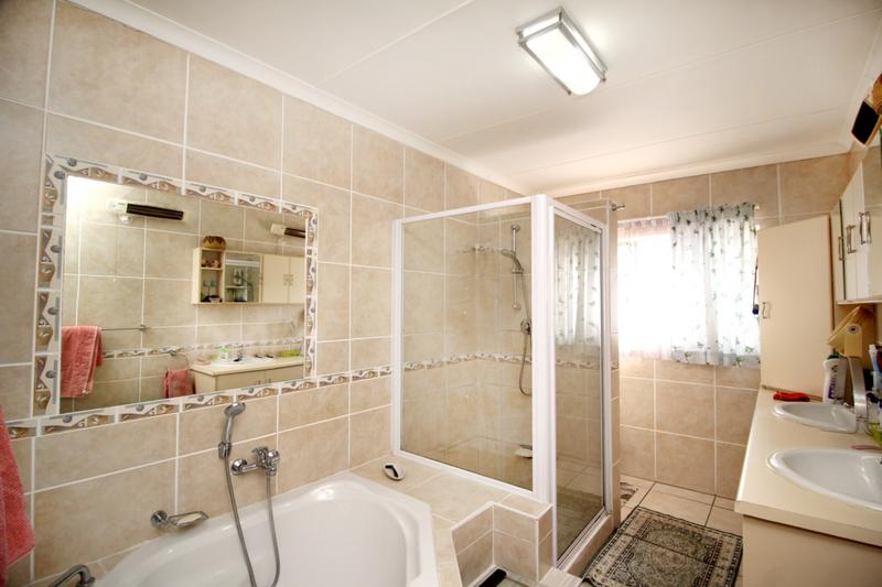 4 Bedroom Property for Sale in Fraaiuitsig Western Cape